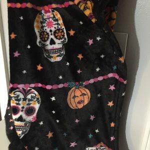 Betsey Johnson skull throw, NWT